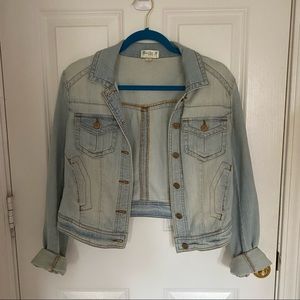 ✨Donating Soon✨ Light wash denim jacket